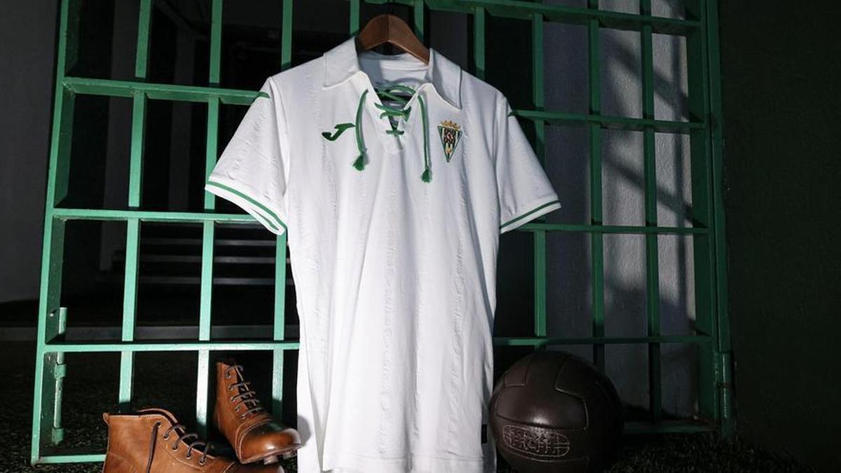 La camiseta retro del Córdoba CF, en recuerdo del ascenso a Primera de la 1961-1962, lanzada en 2024.