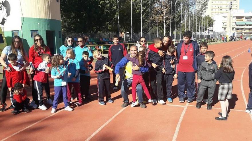 Monitores junto a algunos de los participantes en este primer encuentro &#039;Todos Somos capaces&#039;.