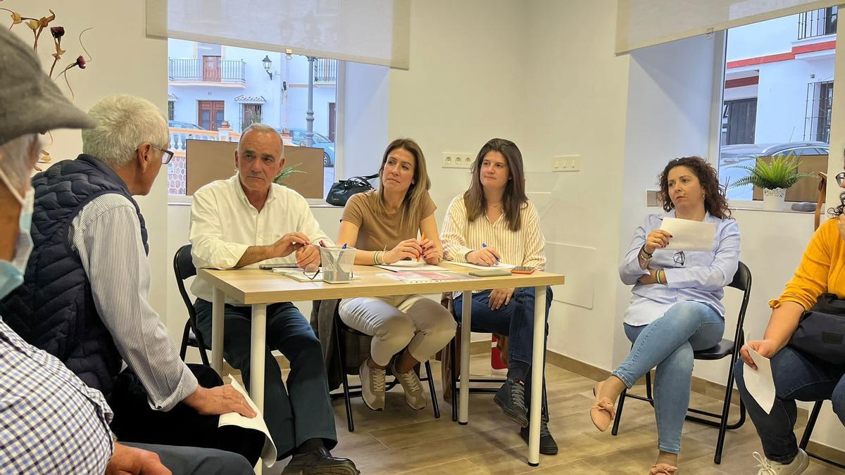 Cristóbal Torreblanca y Antonia García, en una reunión de trabajo para el 28M celebrada en vísperas de la Semana Santa.