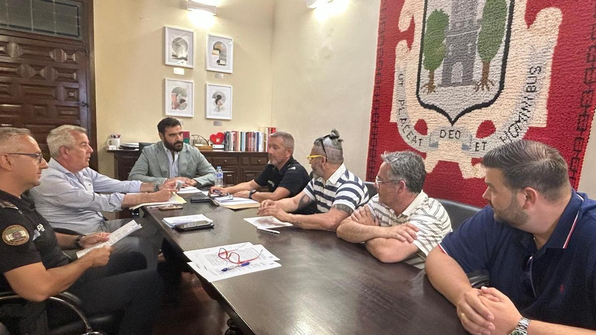 El alcalde, reunido con representantes del servicio de taxis en Plasencia.