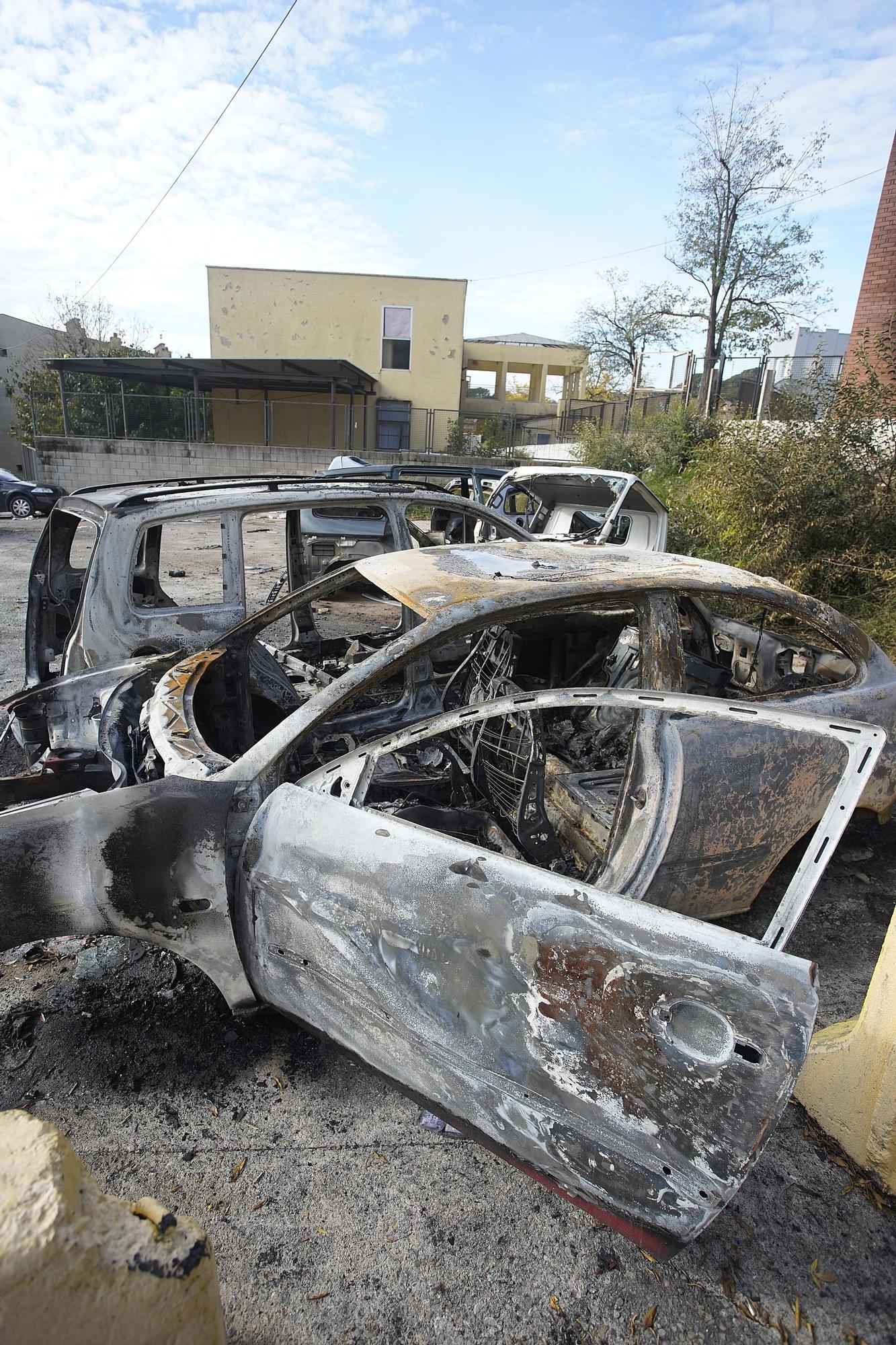 Cremen dos vehicles a la Font de la Pólvora