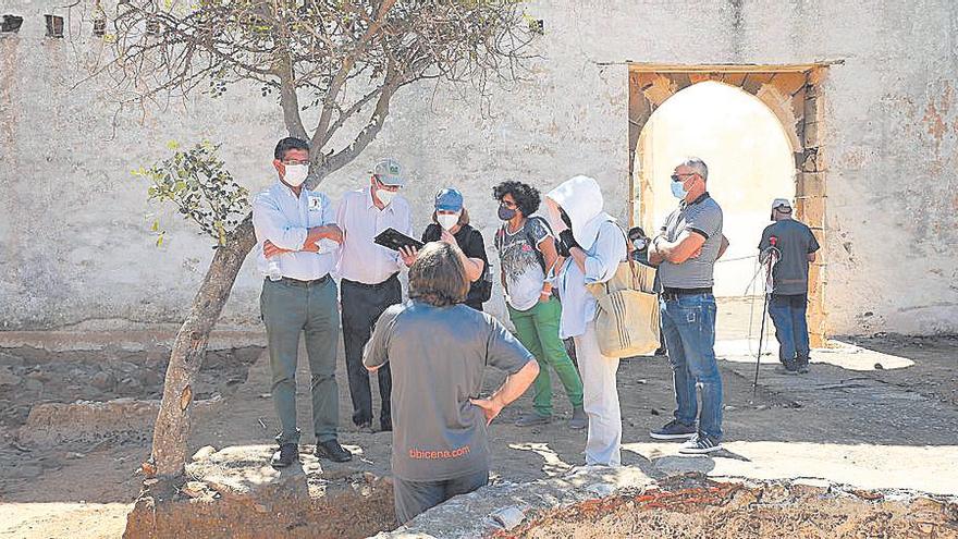 Los expertos recorren las zonas de interés.