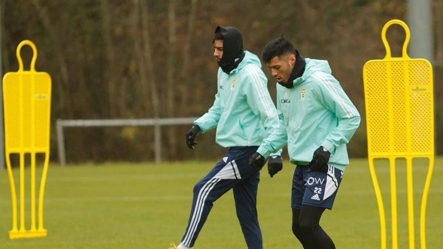 En la imagen de la izquierda, Roberto Suárez, director deportivo del Oviedo. Arriba, Aceves y Leo Sequeira,  entrenándose en El Requexón antes  del parón navideño. | Miki López