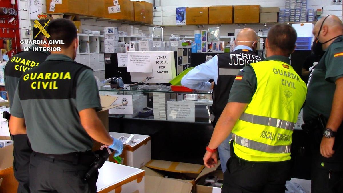 Operación de la Guardia Civil contra la falsificación de productos deportivos en Cobo Calleja (Fuenlabrada).