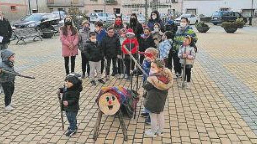 Los niños dan a la tronca