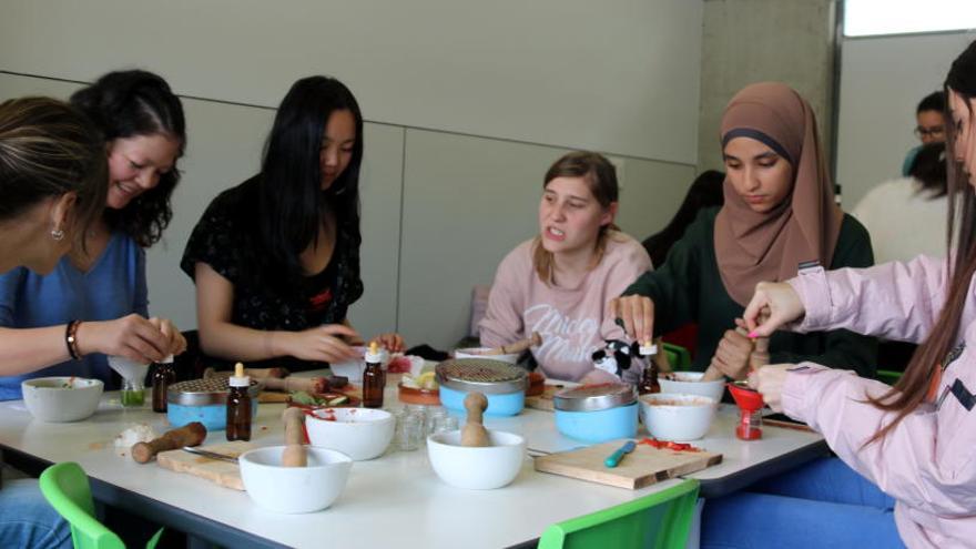 Participants en un taller sobre experimentació