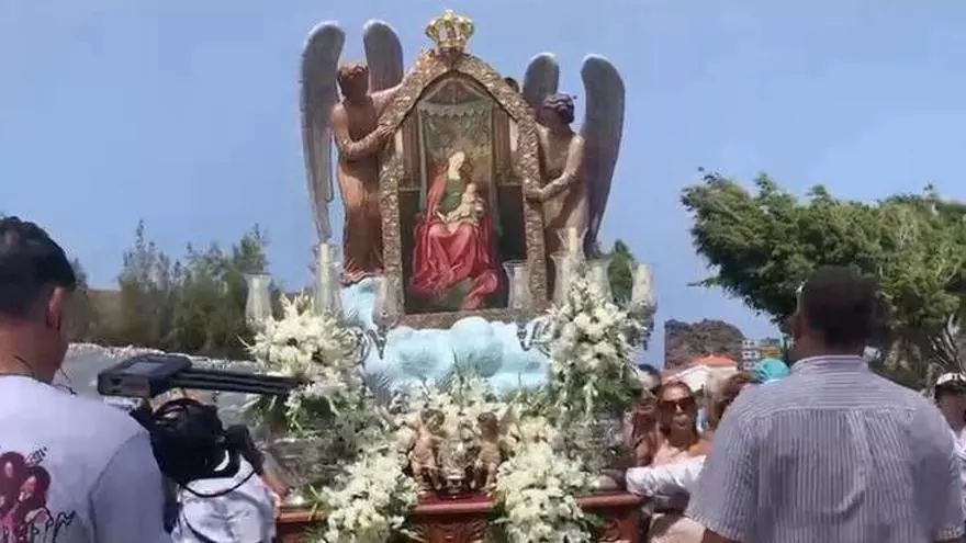 La virgen de las Nieves sale al encuentro con San José y cientos de fieles