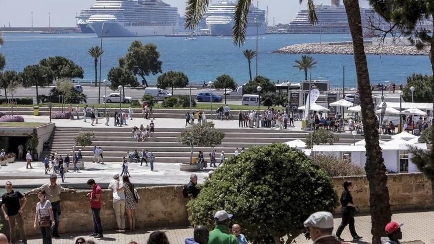 Vista del puerto de Palma con varios cruceros atracados.