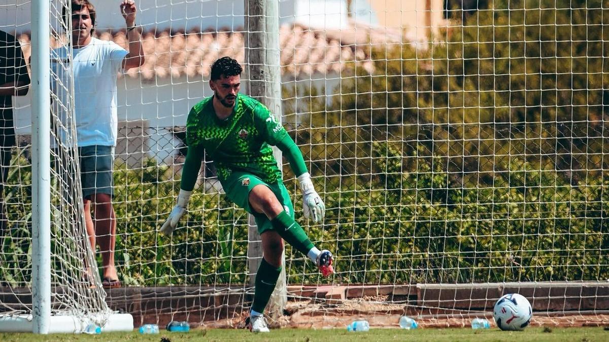 Iturbe saca de puerta durante el último amistoso ante el Córdoba.