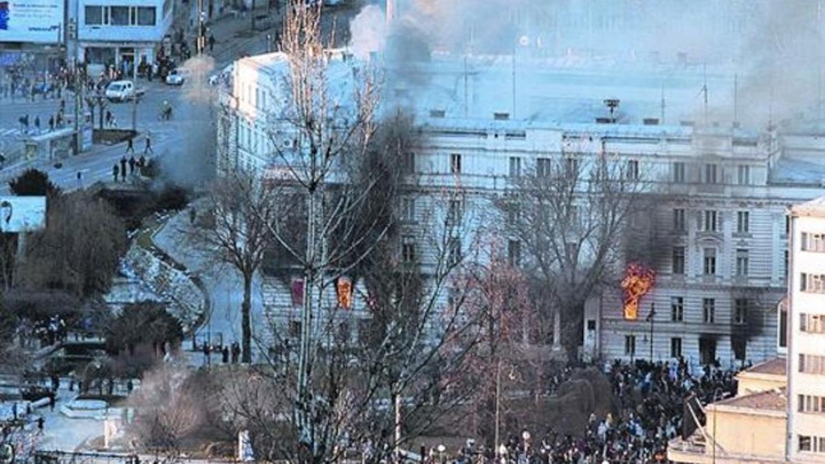 Escena del incendio parcial del edificio del Gobierno cantonal de Sarajevo, ayer.