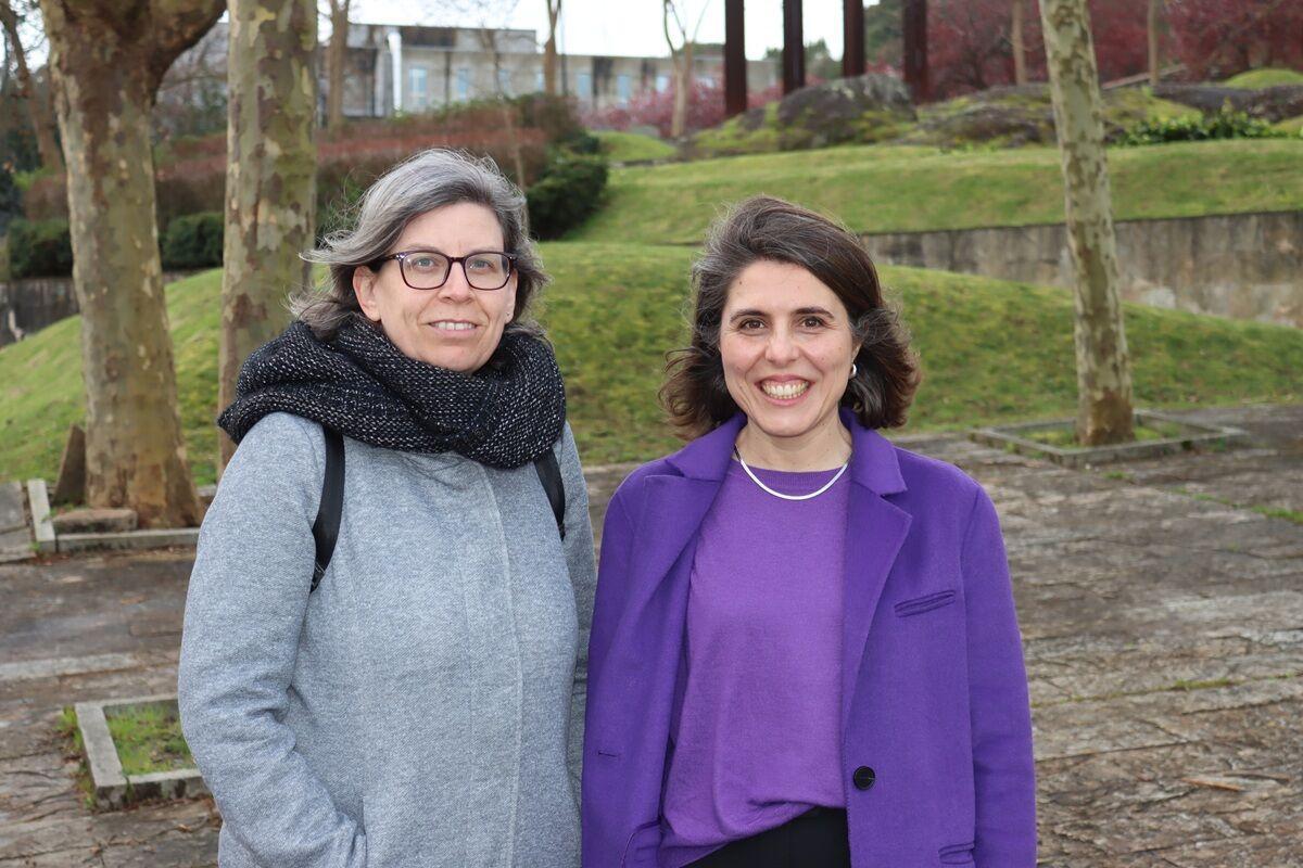 De izquierda a derecha, las investigadoras Laura Castro y Teresa Piñeiro, del Grupo de Investigación Cidadanía Dixital de laa Universidade da Coruña.