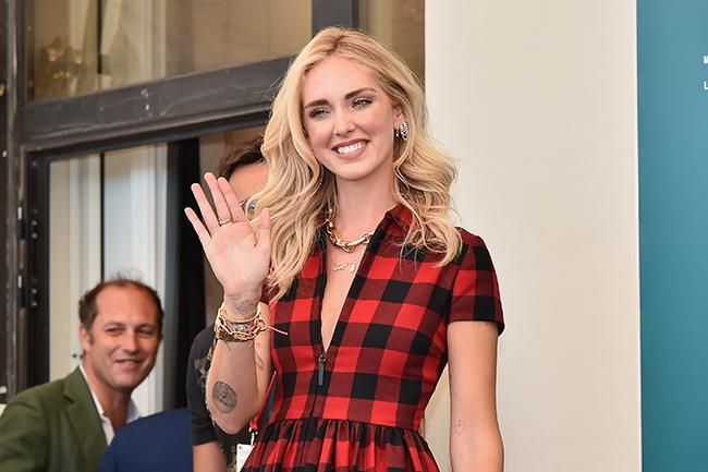Chiara Ferragni saluda a la prensa en Venecia