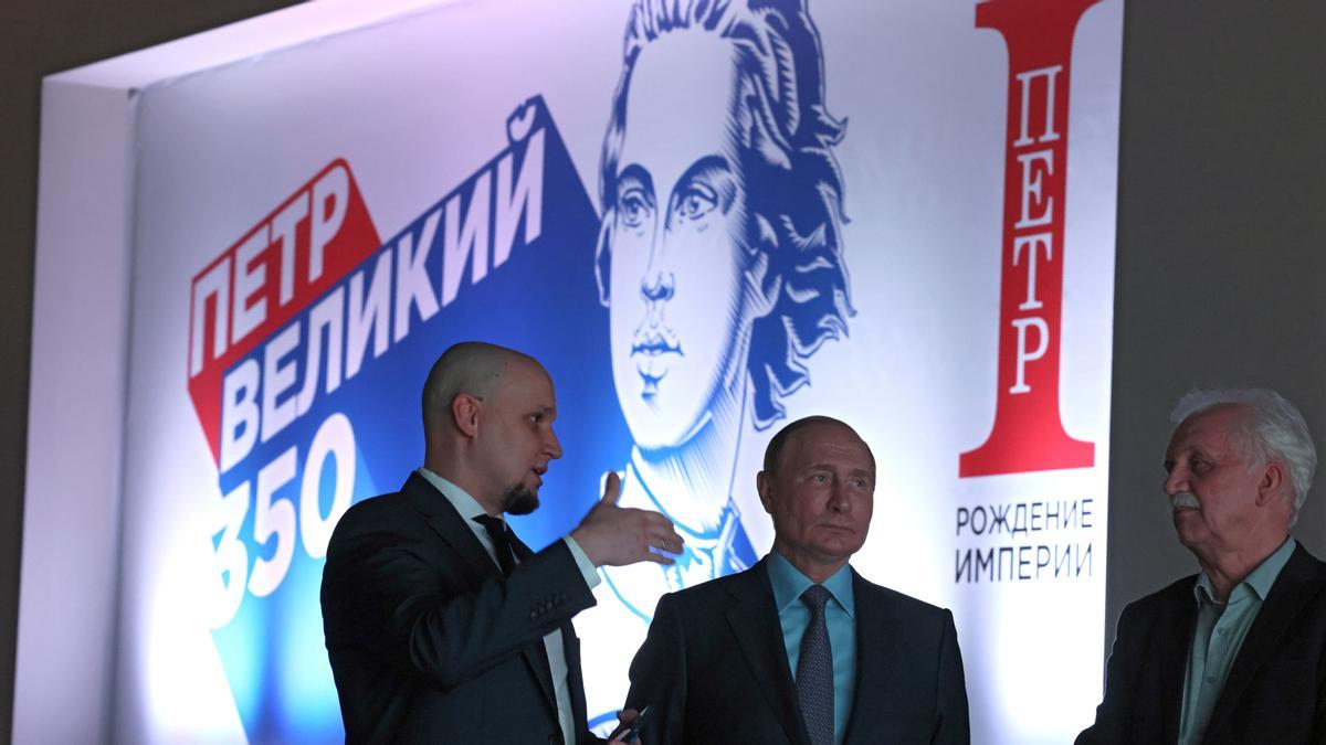 El presidente Vladimir Putin (en el centro) visita la exhibición multimedia sobre Pedro el Grande en Moscú.