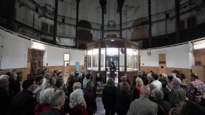 El público en el interior de la antigua cárcel Modelo antes de acceder a la tercera galería para ver la representación de Puig Antich, cas obert
