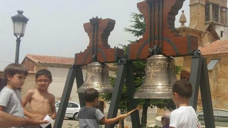 Un grupo de niños practica con las campanas.