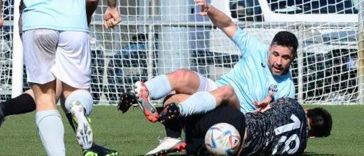 Una acción del duelo de ayer entre Beluso y Valladares. |  // GONZALO NÚÑEZ