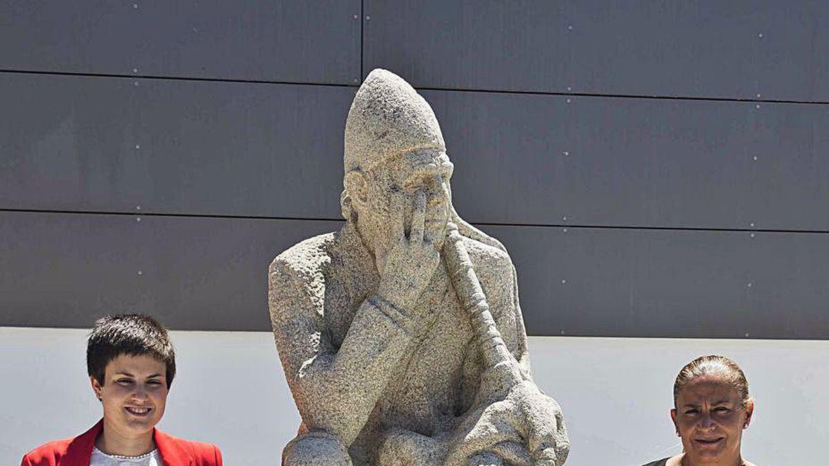 Carmela Silva (dcha.) y Ánxela Fernández, junto a la estatua del Gaiteiro de O Rosal.