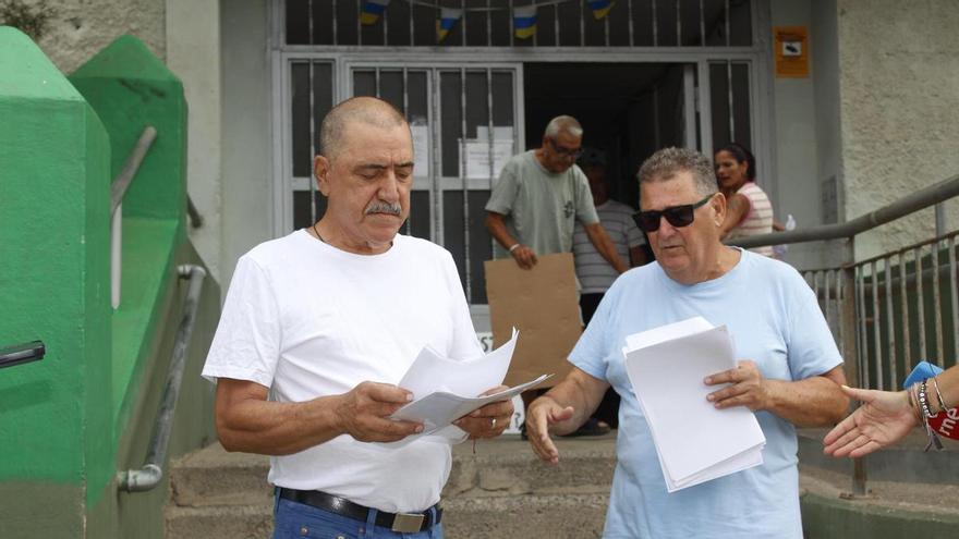 "Están jugando con la seguridad de la gente": vecinos de Jinámar denuncian la parálisis de la reforma de sus viviendas
