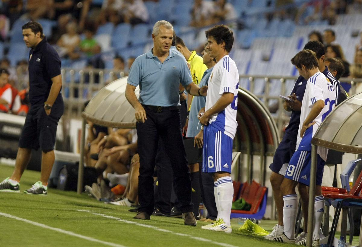 16/08/2011ZARAGOZAPARTIDO DEL TROFEO CARLOS LAPETRA DE FUTBOL ENTRE EL REAL ZARAGOZA Y EL RCD ESPANYOL. JAVIER AGUIRRE, ENTRENADOR DEL ZARAGOZA, JUNTO A JORGE ORTI.EQUIPOS FUTBOL. REAL ZARAGOZA.NURIA SOLERCAMARA DIGITAL. EQUIPOS FUTBOL. REAL ZARAGOZA