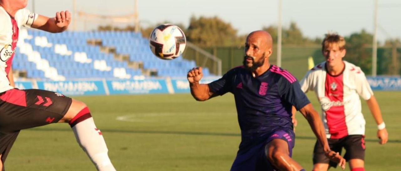 Mikel Rico, uno de los fichajes del FC Cartagena este verano, durante el encuentro de ayer.  | PRENSA FC CARTAGENA