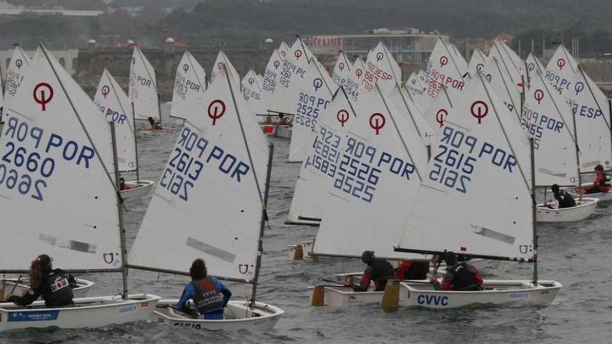 Salida de la manga válida de ayer, con el vigués Jorge Troncoso a la cabeza. // Pedro Seoane