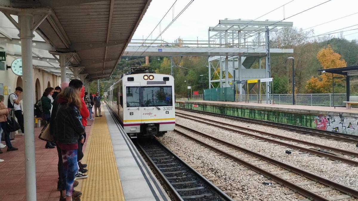 Usuario de tren, en la estación de Pola de Siero.