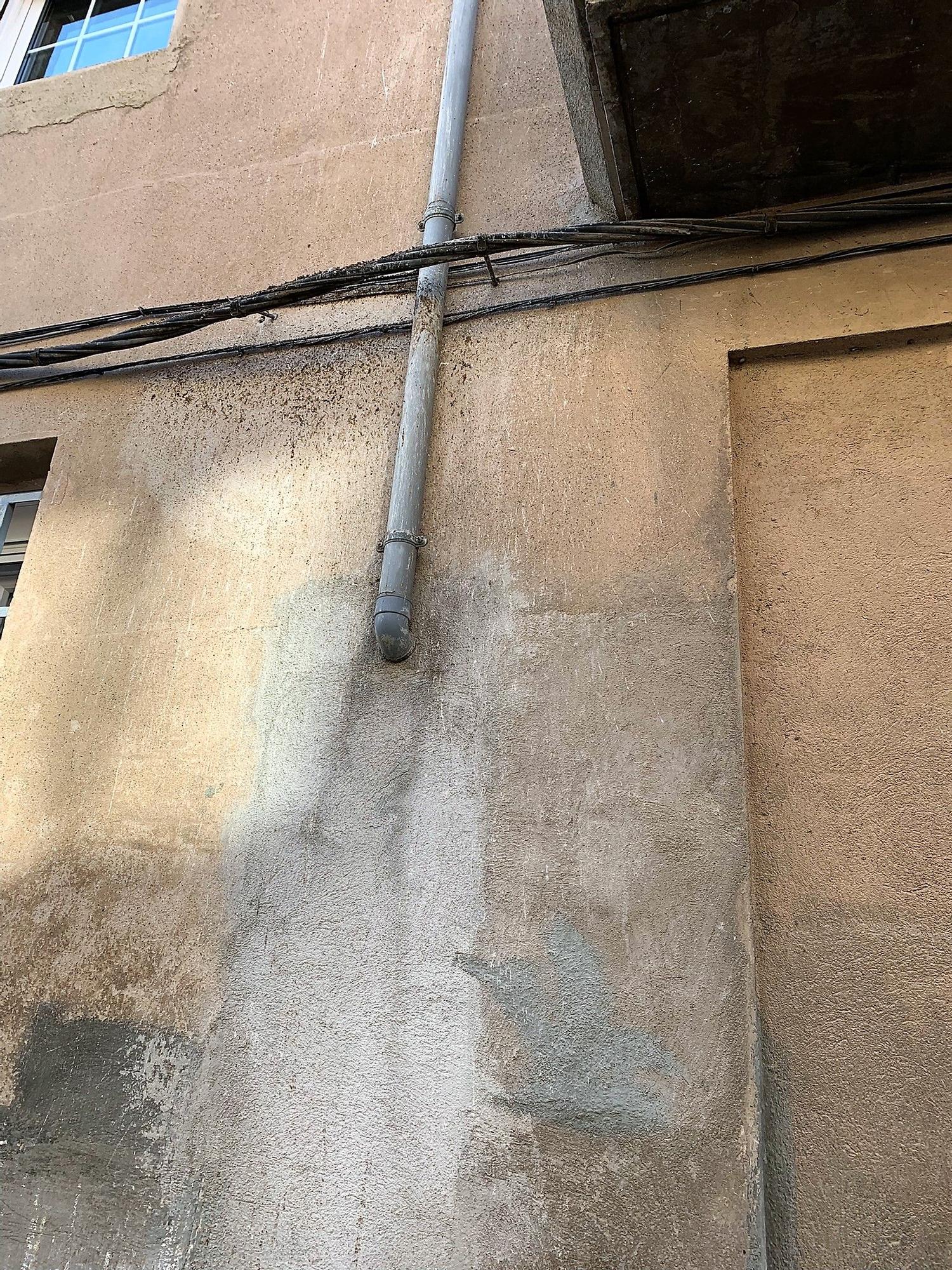 Excrements de coloms a carrers de Manresa