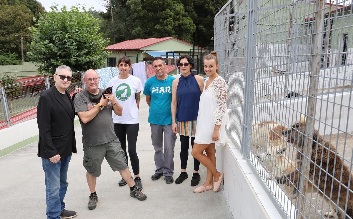 De izquierda a derecha: Miguel Cosas, Andrés León (presidente) con el gatito Tofy, Ione (veterinaria), Carlos (lacero), Maite Posada-Curros Buendía (vicepresidenta) y Zaira (voluntaria)