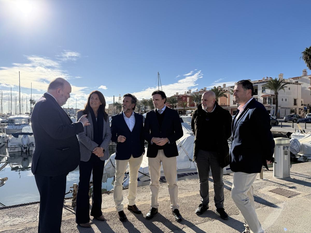 El consejero de Fomento e Infraestructuras, Jorge García Montoro, durante la visita a las obras del puerto de Cabo de Palos.