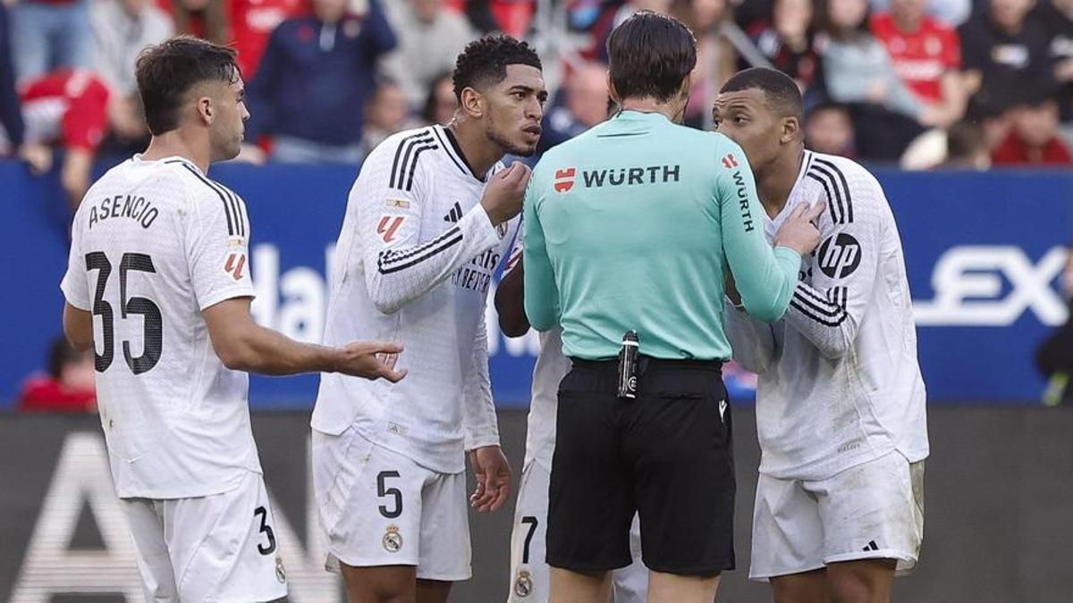 Jude Bellingham protesta, junto a Mbappé y Asencio, la decisión de Munuera Montero, colegiado que le expulsó contra Osasuna.