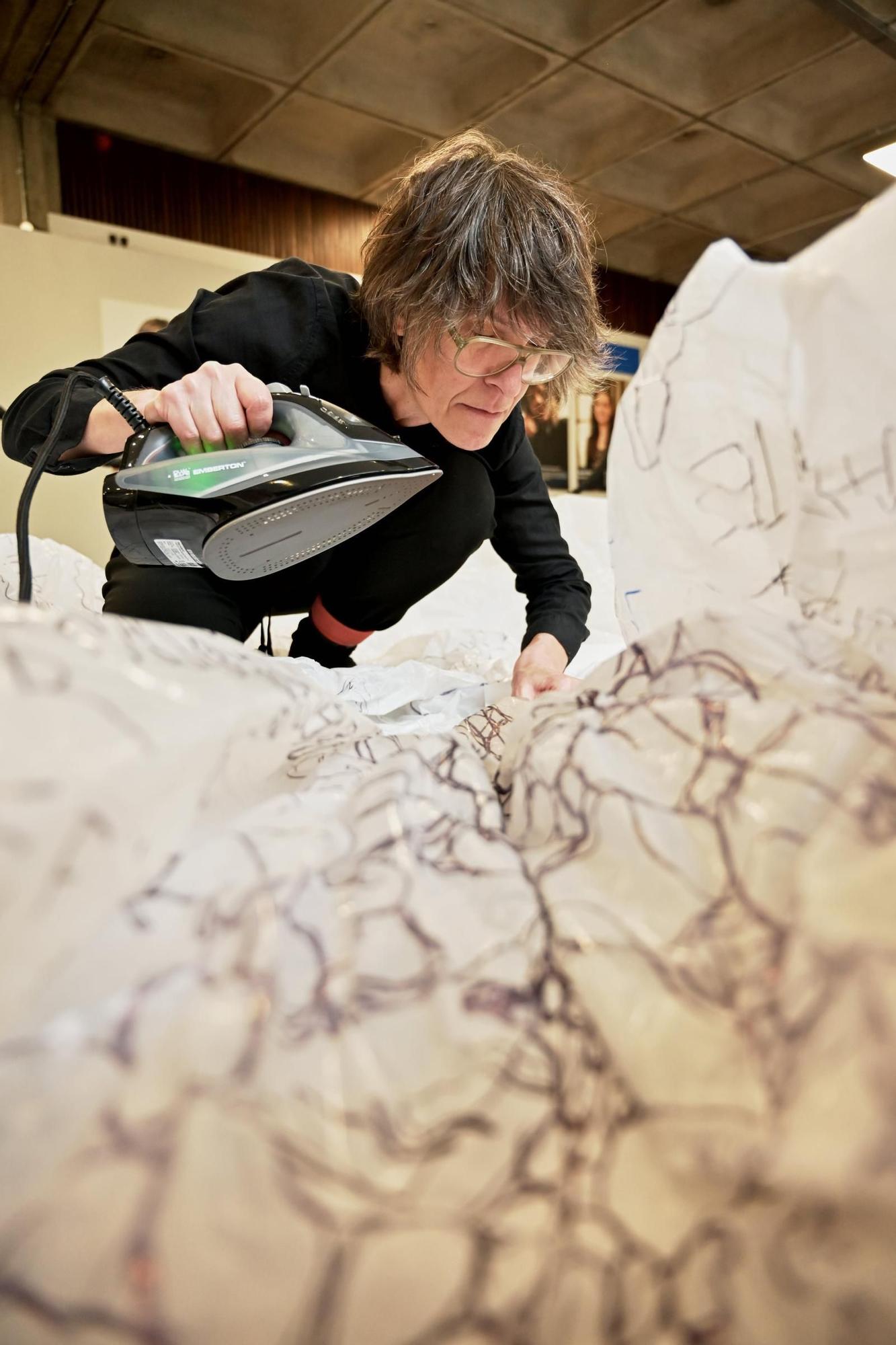 La artista alicantina Olga Diego expone una escultura inflable en Dublín