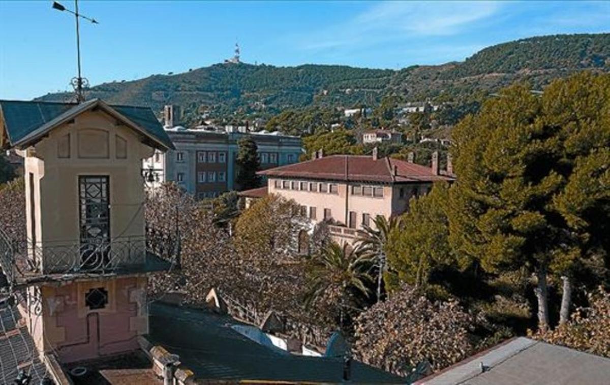 La Casa Patxot, con todas las persianas bajadas y el frondoso jardín abandonado, el pasado viernes.