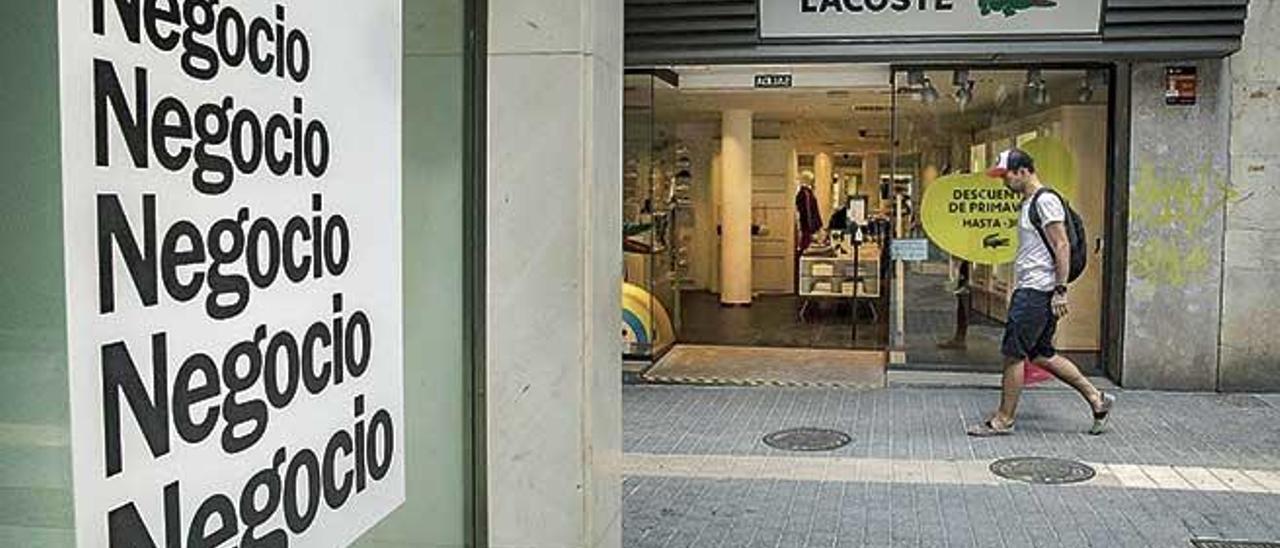 La caÃ­da de las ventas comerciales estÃ¡ provocando cambios de negocios en los locales y el adelantamiento de las rebajas.