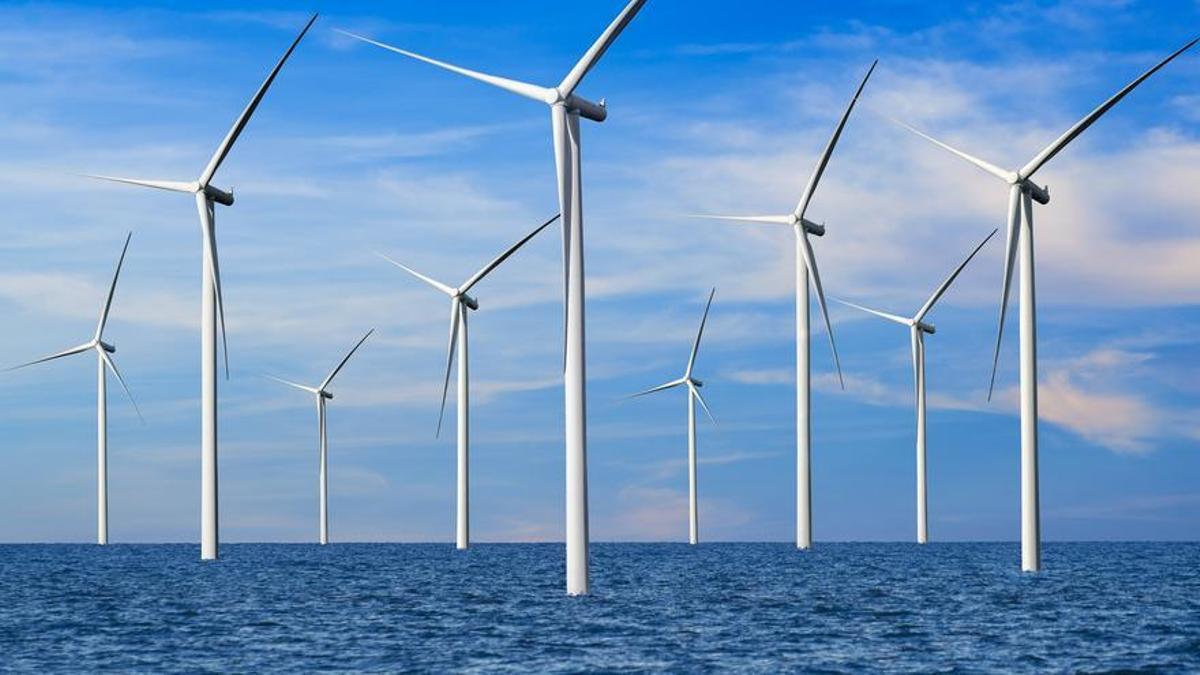 Turbinas eólicas en el mar.