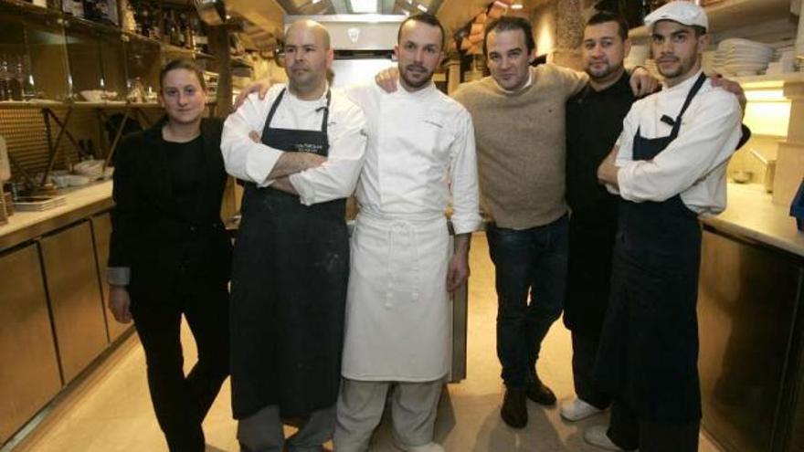El chef Marcelo Tejedor con su equipo, ayer, en Santiago. / xoán álvarez