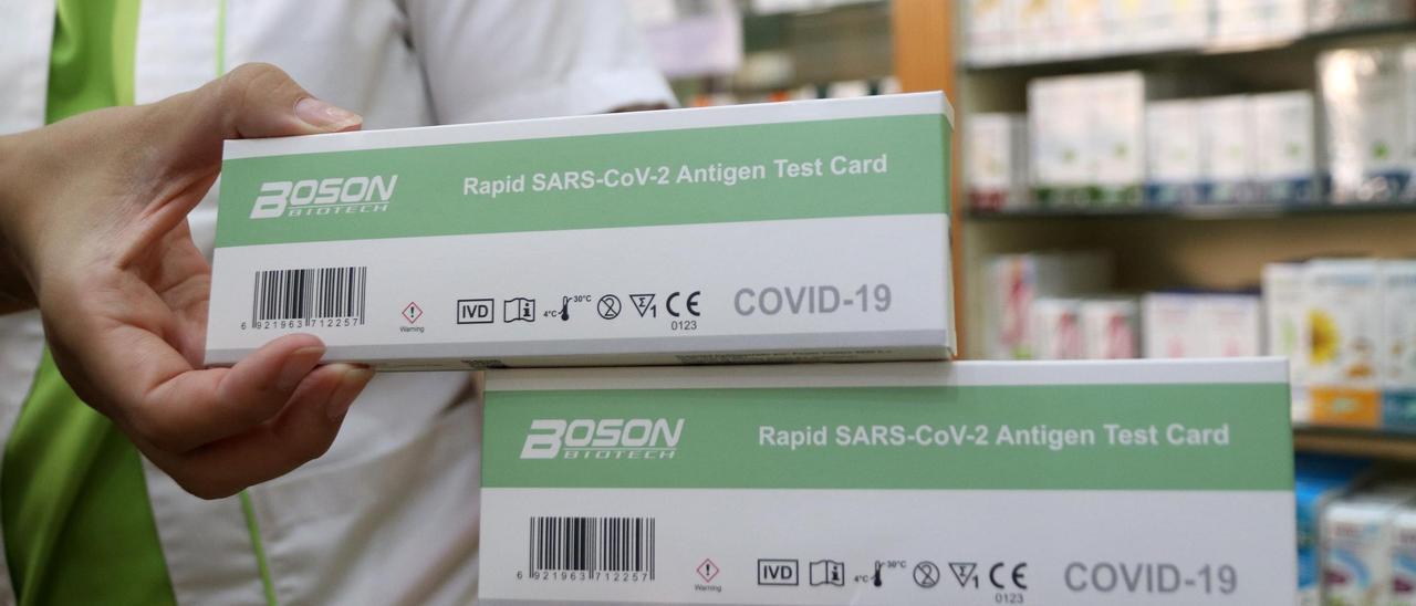 Test de antígenos para la detección del covid-19 en una farmacia.