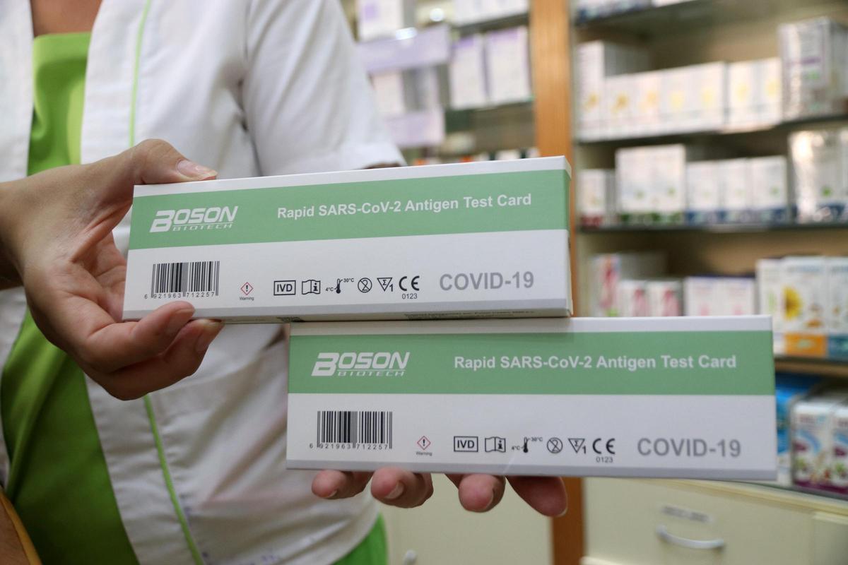 Les farmàcies afirmen que tenen reserves de test d’antígens