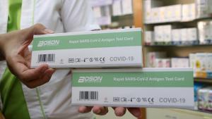 Test de antígenos para la detección del covid-19 en una farmacia.