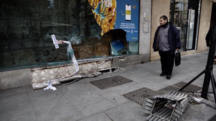 Estado del escaparate dañado en la Plaza de Alemania.