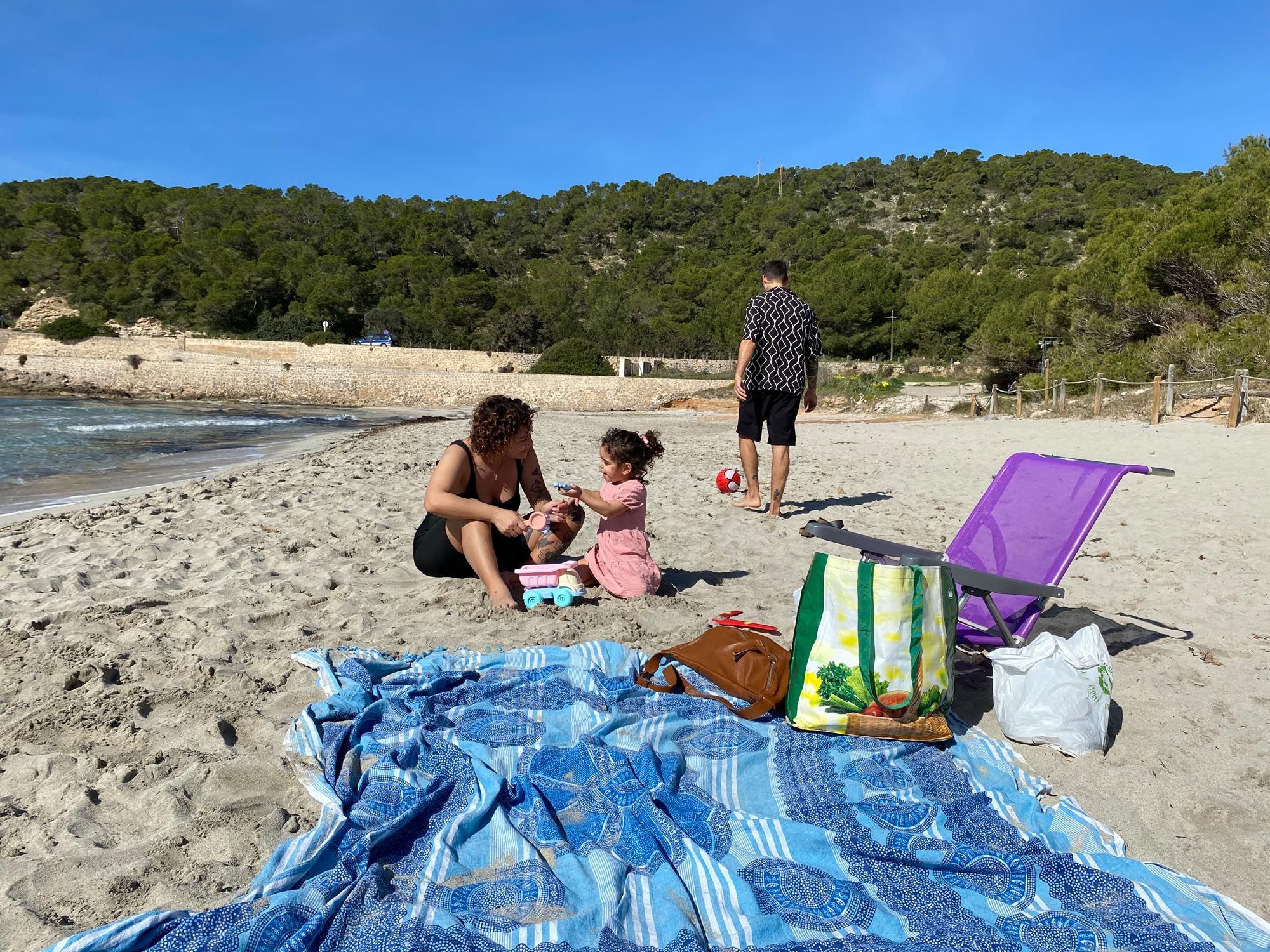 Imágenes de gente en la playa en Ibiza en marzo