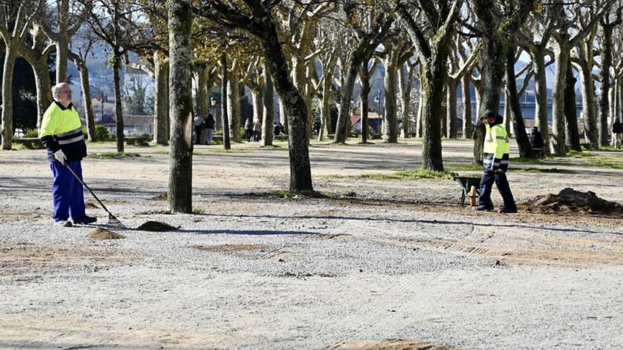 Operarios acondicionando la Alameda. |   // RAFA VÁZQUEZ