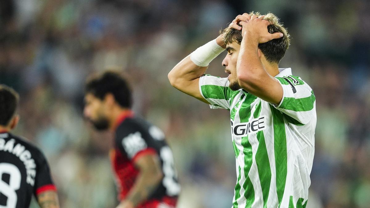 Abde Ezzalzouli del Real Betis se lamenta durante el partido de fútbol de la liga española, La Liga EA Sports, jugado entre el Real Betis y el RCD Mallorca en el estadio Benito Villamarín el 23 de septiembre de 2024, en Sevilla, España.