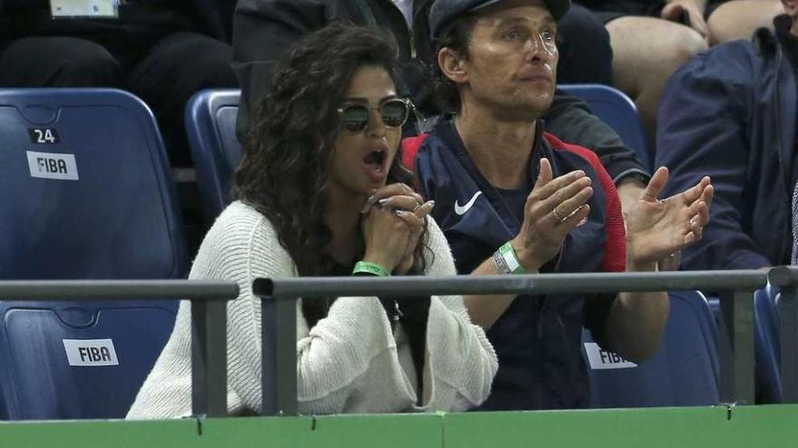 Matthew McConaughey y su mujer, Camila Alves, siguen un partido de baloncesto en Río.