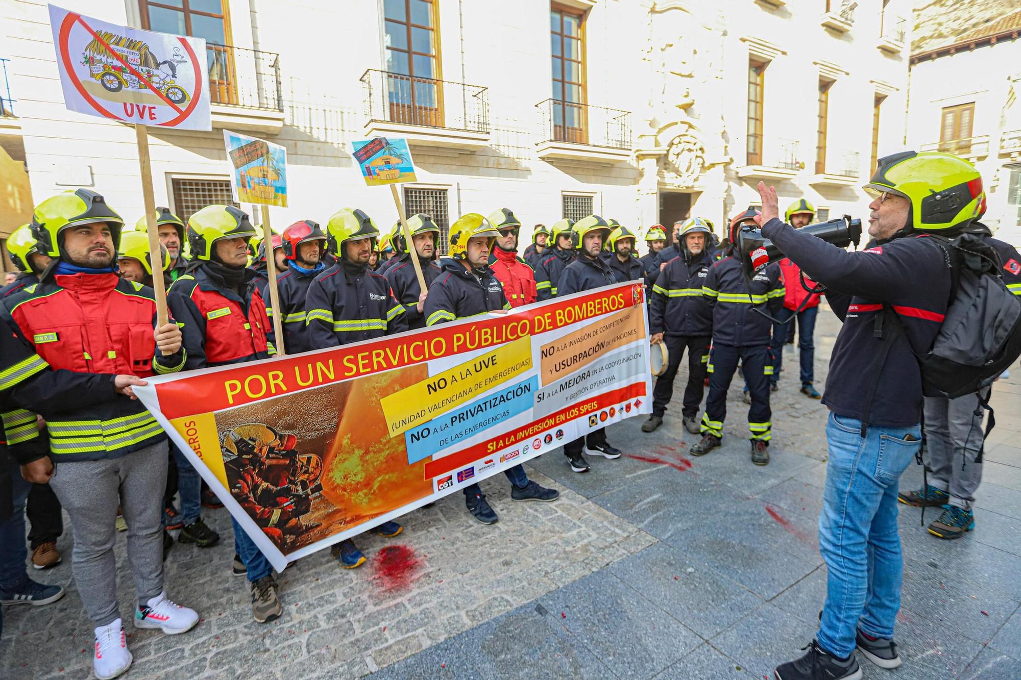 Protesta de los bomberos ante el pleno del Consell contra la Unidad ...