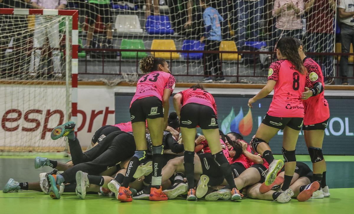 Las jugadoras celebran la victoria anoche en el pabellón Esperanza Lag de Elche