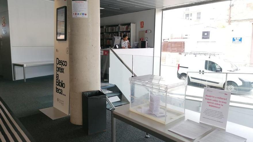 Així s&#039;oferien les enquestes als usuaris de la biblioteca de Figueres.