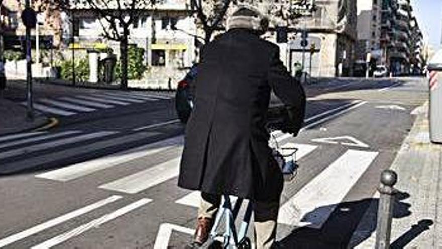 Un usuari al carril bici de Manresa