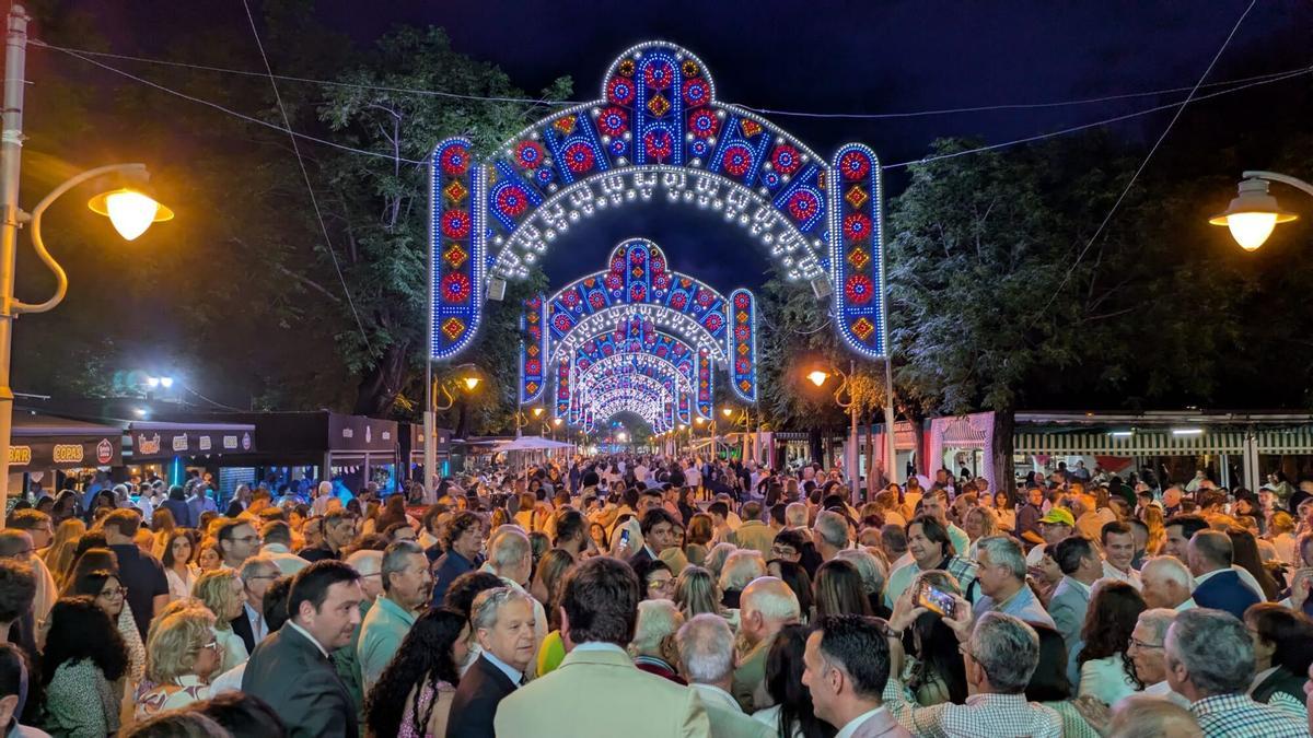 El encendido del alumbrado extraordinario de la Feria de Palma del Río ha congregado a cientos de personas este jueves.