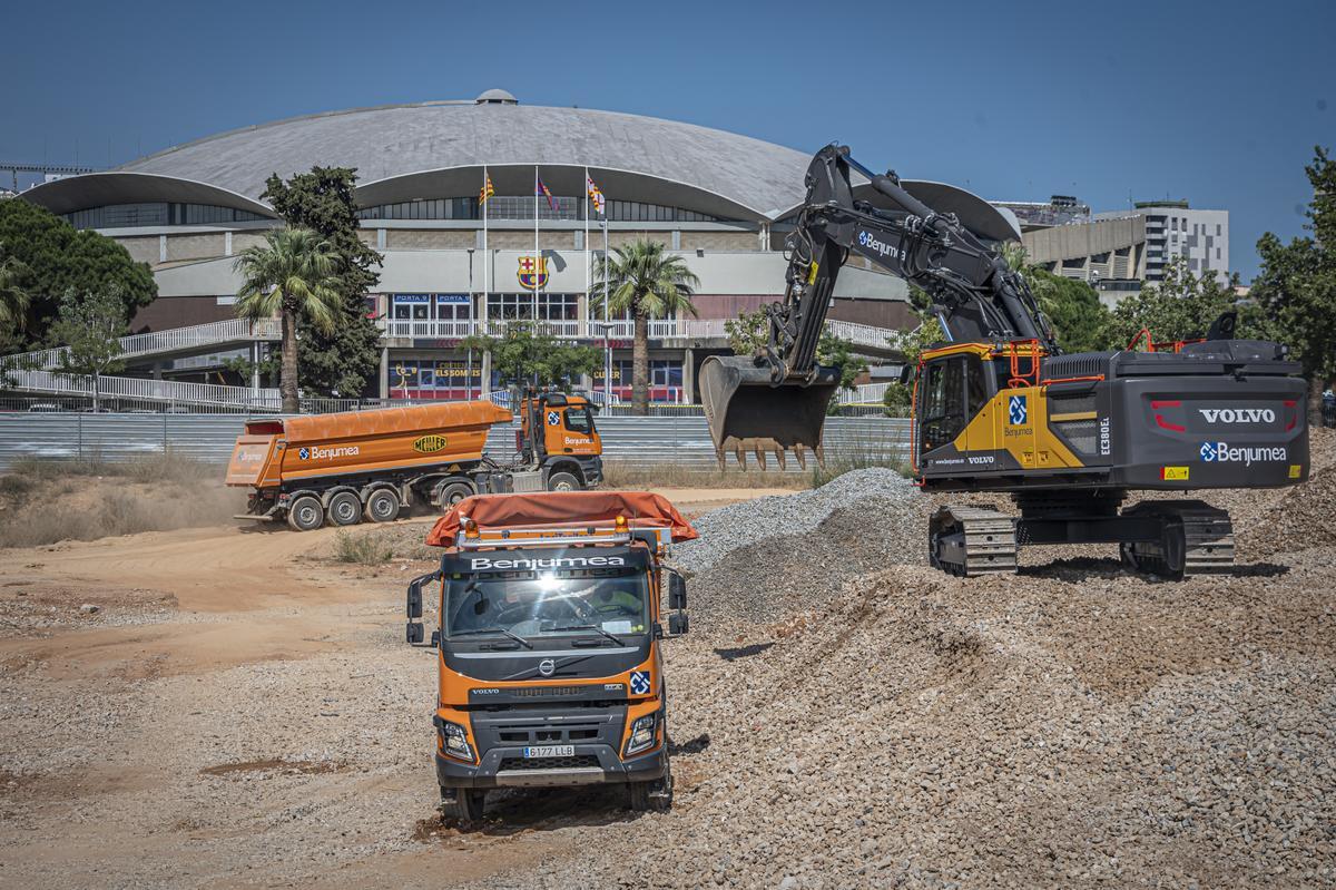 Camiones cargando y descargando escombros procedentes del Camp Nou, junto al Palau Blaugrana, en Barcelona.