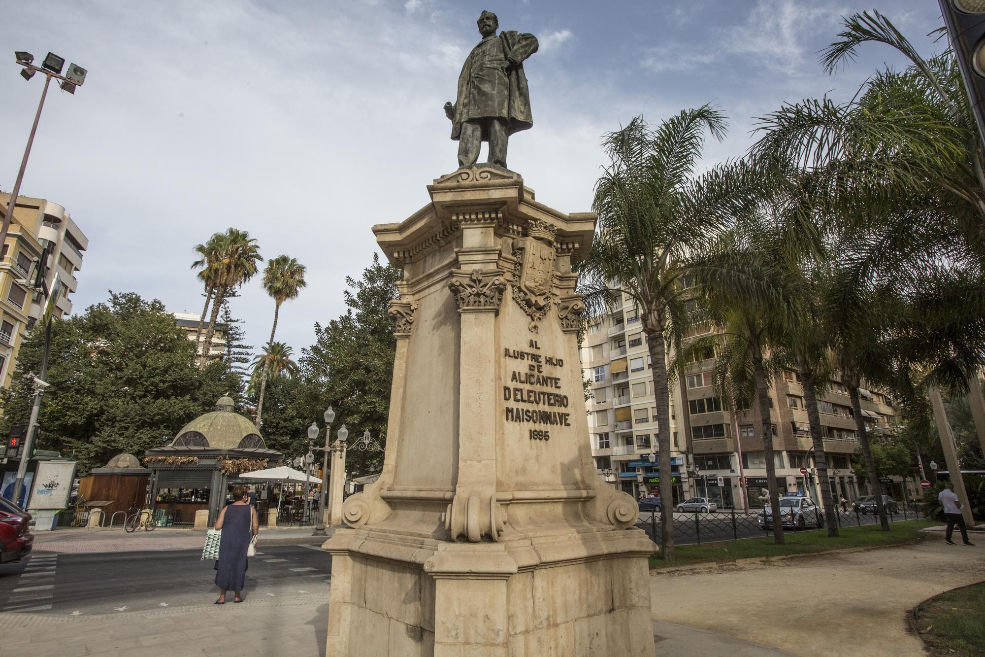 La estatua de Eleuterio Maisonnave, con el plano de este ensanche en su mano